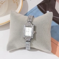 Reloj de cuarzo cuadrado plateado con pedrería en correa metálica para un look elegante - Banda Plateada Esfera Blanca