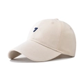 Dettaglio del ricamo 3D del numero 7 blu su un cappellino da baseball in cotone beige - Regolabile / Beige