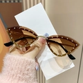 Occhiali da sole cat-eye con lenti sfumate marroni e strass in metallo dorato - Montatura Oro Lente Tè Sfumata
