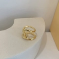 Anillo minimalista de latón bañado en oro con diseño cruzado multicapa y banda abierta - Talla única / Dorado