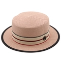Cappello boater in paglia rosa con nastro a righe e logo M in metallo su sfondo bianco - M (56-58cm) / Rosa