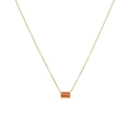 Elegante goldene Halskette mit rechteckigem orangefarbenem Edelstein und Perlenrand - Rot