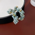 Detailansicht von C-förmigen Ohrringen mit Aquamarin-Steinen und Goldperlen auf Silbernadel - Hellblau/Gold (Silbernadel Ohrringe)