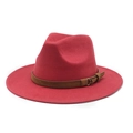 Détail d'un chapeau fedora rouge en suédine avec une sangle en cuir marron et boucle - M (56-59cm) / Rouge Vin (Daim)