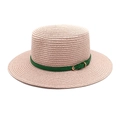 Détail de la texture d'un chapeau en paille avec ruban en cuir vert et boucle dorée - M (56-58cm) / Rose Clair