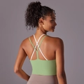 Dettaglio delle spalline incrociate sulla schiena di un reggiseno sportivo verde - S / Verde Avocado