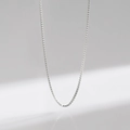 Minimalistische Halskette aus Sterlingsilber mit Anhänger auf reflektierendem Grund - 925er Silber / Box Kette