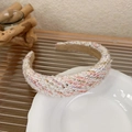 Détail d'un serre-tête en tweed rose et blanc avec paillettes sur une assiette ondulée - Rose & Blanc (Avec Fil d'Or & Paillettes)
