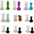 Divers moules de pièces d'échecs en résine de couleurs blanc, vert, violet et doré - Lot de 9 Moules de Pièces de Échecs
