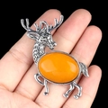 Spilla cervo argento vintage con pietra ambra tenuta per riferimento dimensioni - Agata