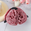 Detailansicht der rosa Seidenrosen-Haarklammer mit Satinstruktur und schwarzem Griff - Lila Rosa