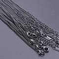Detailansicht 2,2mm schwarze Edelstahl-Flachketten mit Karabinerverschluss und S.STEEL-Tags - Schwarz