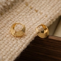 Orecchini a cerchio dorati geometrici con trama a spirale su sfondo a maglia - Cerchio Dorato Filettato Multistrato / Oro