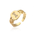 Dettaglio dell'anello dorato regolabile con lettera H in zirconi micro-pavé su base quadrata - Lettera I / Aperto Regolabile