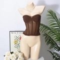 Makroansicht des braunen Mesh-Korsetts mit transparentem Stoff und Stäbchen-Details - S / Braun