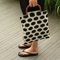 Retro-Handtasche mit Punkten, Bambusgriff und Pop-Art-Design in Schwarz und Beige - Schwarz und Weiß Große Punkte