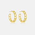 Detailaufnahme goldener C-förmiger Kettenohrringe mit hochglanzpolierter Metalloberfläche - 925er Silber / 18K Gold
