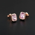 Détail de boucles d'oreilles en zircon rose avec placage à l'or rose sur fond noir mat - Plaqué Or Rose Zircone Rose