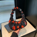 Gefaltete schwarze Hobo-Tasche mit süßem rotem und blauem Erdbeermuster-Aufdruck - Schwarz