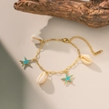 Bracelet en acier doré avec coquillages blancs et breloques étoiles de mer bleues élégant - Bracelet Coquillage Étoile de Mer Émail Bleu (E65) / Or