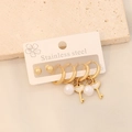 Gros plan d'un ensemble de boucles d'oreilles en acier avec perles et pendentifs cœur - Style 8 Clé