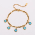 Détail d'un bracelet doré double rang avec pendentifs en turquoise et fermoir mousqueton - Doré