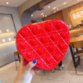 Detalle macro del bolso corazón rojo de gelatina con acolchado de rombos y corazones - Rojo