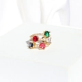Dettaglio dell'anello multistrato dorato con cinque pietre colorate su base di pietra bianca - Stile Pietra Preziosa Multicolore (Stile 2)