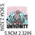 Λεπτομέρεια κεντητού σήματος Pink Cowgirl University με διαστάσεις και υφή από ραφές - W11NZ-13-19