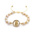 Parelarmband met Maagd Maria medaillon en gouden kralen op witte achtergrond stijl - Zoetwaterparel Maagd Maria Medaillon Stijl