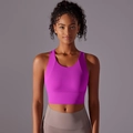 Dettaglio del reggiseno sportivo fucsia con struttura senza cuciture e ampia fascia elastica - S / Rosa Azalea