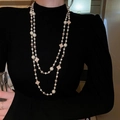 Collana di perle geometriche a doppio strato con quadrifoglio su dolcevita nero - Collana Lunga di Perle Fiore Strass Bianco Grigio