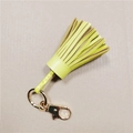 Porte-clés à pompon en cuir de mouton vert citron avec fermoir mousqueton doré - Jaune