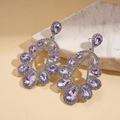 Dettaglio di orecchini di lusso con cristalli viola e strass in finitura argento - Silver Earring Post - Viola