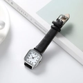 Détail d'une montre vintage carrée avec boîtier argenté et bracelet en cuir noir - Noir Cadran Noir