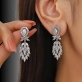 Orecchini pendenti con zirconi a goccia con pietre marquise e finitura in argento - Argento (D9511)