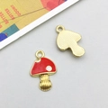 Detail van de 3D paddenstoel bedeltjes met rode emaille en gouden metalen textuur - Kleine Paddestoel Hanger 11*17mm