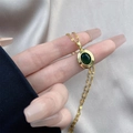 Collier vintage en titane doré avec un grand pendentif en zircon vert ovale tenu à la main - 0642-Or Ovale Vert Foncé
