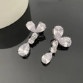 Élégante paire de boucles d'oreilles en argent sertie de zircons ronds et en goutte - Boucles d'Oreilles Queue de Poisson Blanches