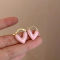 Gros plan de petites créoles dorées avec pendentifs en forme de cœur rose perlé - 4# Style Coeur Nacré Rose Anneau Or