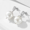 Dettaglio del marchio S925 su orecchini di perle con zirconi lucidi e finitura argento - Argento 925 / Argento