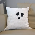 Weißer Kissenbezug mit Geister-Stickerei aus Bouclé auf einem beigen Sofa - Chenille Stickerei Großer Geist / 45*45cm (Kissenbezug)