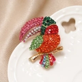 Spilla vintage a forma di pappagallo con strass colorati su un piatto di ceramica - Becco Rosa
