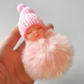 Süßer rosa Plüschpuppen-Schlüsselanhänger mit Strickmütze und Fellbommel für Mädchen - Orangerot