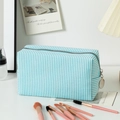 Blau-weiß gestreifte Kosmetiktasche aus Seersucker mit Reißverschluss und Metallring - Seeblau