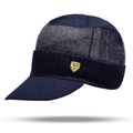 Detail van gebreide textuur en merkpatch op deze donkerblauwe wintermuts voor heren - Marineblauw