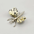 Figura de mariposa de piedra blanca natural con cuerpo y alas de metal plateado - Jaspe dálmata / Dorado