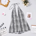 Detailopname van een halterbadpak met open rug en zwart-wit geometrische print platgelegd - S / Zwart