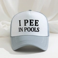 Nahaufnahme des I PEE IN POOLS-Slogans auf einer blau-weißen Mesh-Trucker-Mütze - Grau