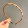 Serre-tête fin en cuir marron caramel avec surpiqûres fines et finition texturée - Orange